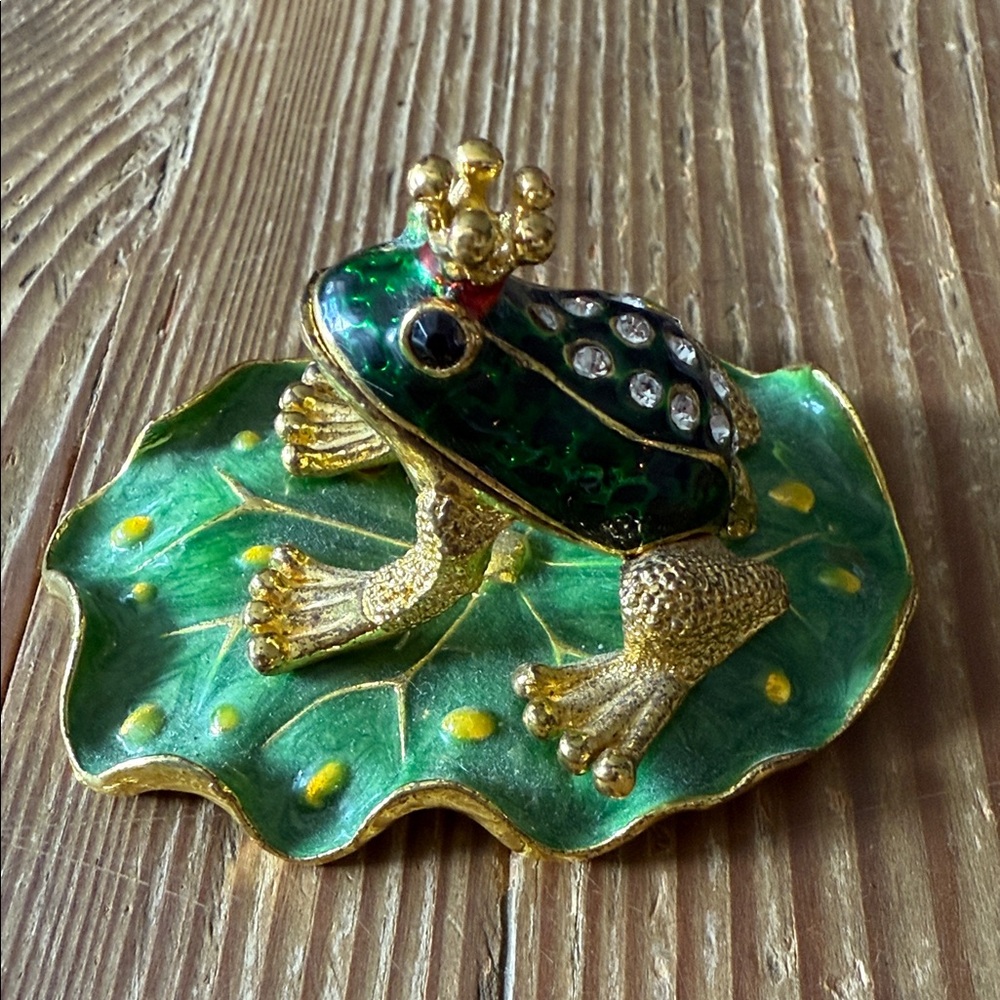 Bejeweled frog king baby trinket box on enameled lily pad NWOT